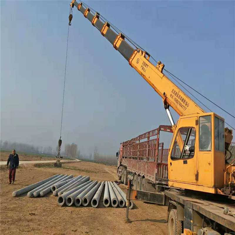 52 large 10-meter electric poles transported by one truck of 40 tons to the site, crane self-discharging cement poles in Kaifeng