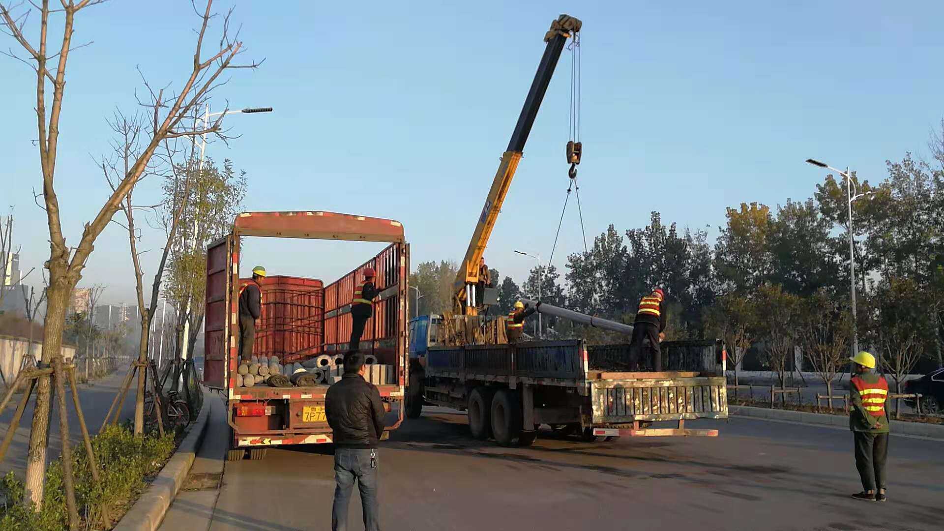 7-meter, 19 units; 9-meter, 2 units; electric poles and 500*300 perforated ground anchors delivered to Zhengzhou High-Speed Rail East Station