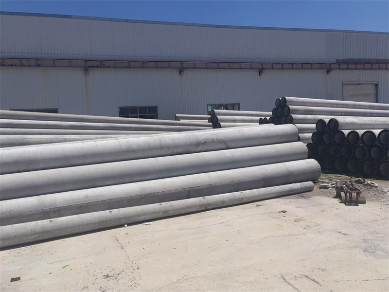 El Papel de las Tres Placas de Concreto en Postes Eléctricos